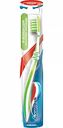 Зубная щетка Aquafresh In-Between Clean средней жесткости