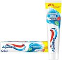 Зубная паста освежающе-мятная Aquafresh Защита 3 в 1 для всей семьи с фтором, 125 мл